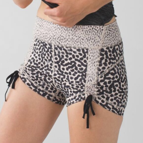 Lululemon Liberty Short Ace Spot Grain Black / Dottie Dash Grain Black - Size 6 - Picture 1 of 5